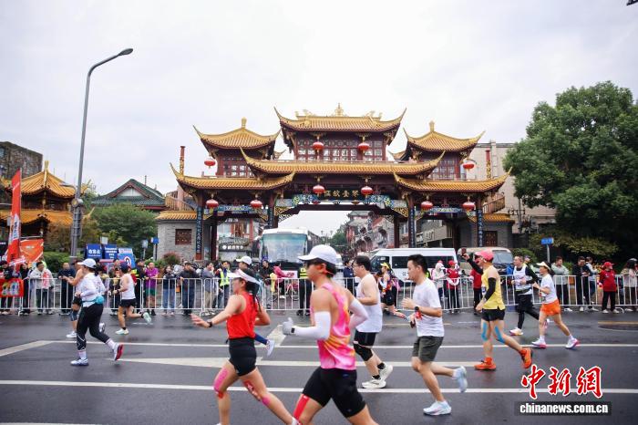 2025成都马拉松鸣枪开跑:全球选手云集金沙遗址
